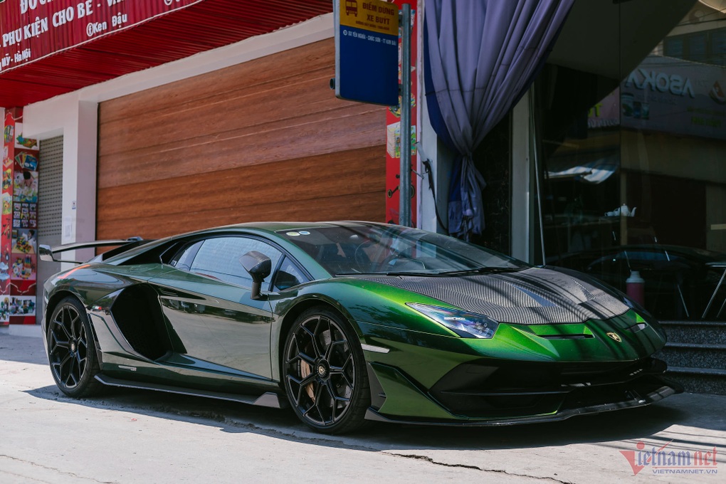 Cận cảnh dàn siêu xe hơn 150 tỷ của đại gia Sài Gòn đi rước dâu tại Hà Nội - 7 Cận cảnh dàn siêu xe hơn 150 tỷ của đại gia Sài Gòn đi rước dâu tại Hà Nội - 7