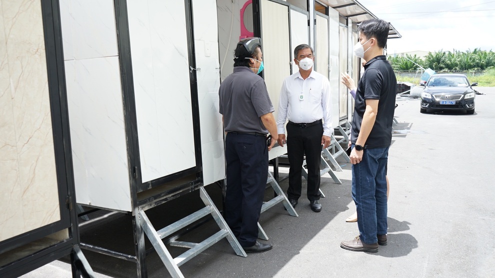 Chuyện những người trắng đêm lắp nhà vệ sinh khử khuẩn cho khu cách ly - 2 Chuyện những người trắng đêm lắp nhà vệ sinh khử khuẩn cho khu cách ly - 2