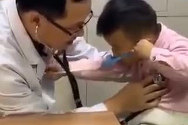 Màn khám bệnh hài hước và đáng yêu giữa bác sĩ và bệnh nhân nhí