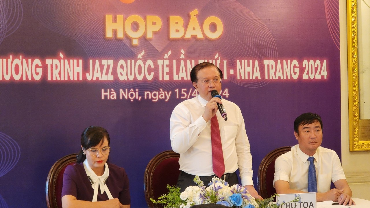 Ông Tạ Quang Đông - Thứ trưởng Bộ Văn hóa - Thể thao và Du lịch trao đổi về chương trình "Jazz quốc tế lần thứ I tại Nha Trang 2024" (Ảnh: Lạc Thành).