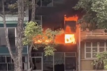 Cảnh sát kịp thời dập tắt đám cháy tại tòa nhà 5 tầng ở TPHCM