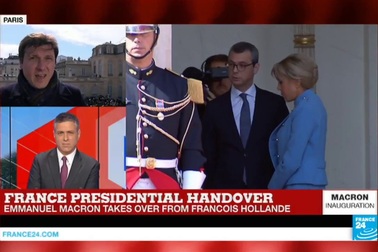 Tân Tổng thống Pháp và phu nhân vào điện Elysee