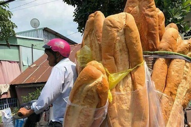 Bánh mỳ khổng lồ dài 1m ở An Giang lọt top món ăn kỳ lạ nhất thế giới