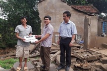 Quỹ Nhân ái hỗ trợ nóng 20 triệu đồng đến hai gia đình bị sập nhà trong mưa lũ