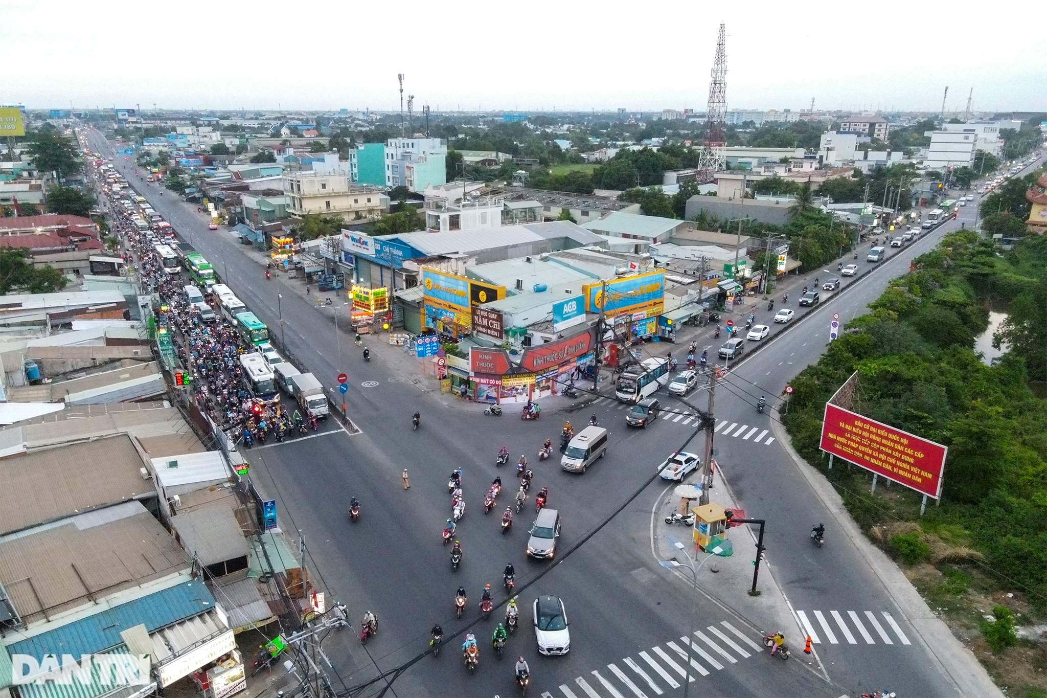 Người dân trở lại Sài Gòn sớm, giao thông cửa ngõ ùn tắc, hỗn loạn