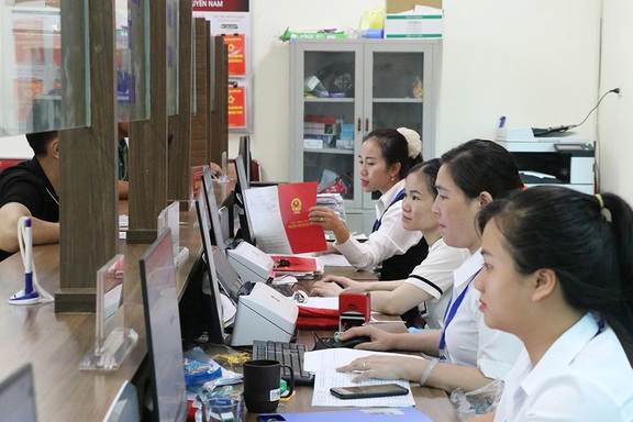 Bộ Nội vụ hướng dẫn điều kiện viên chức được tiếp nhận làm công chức