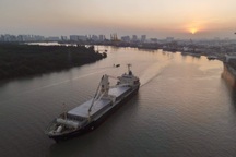 Cảnh 2 đoàn tàu metro số 1 di chuyển vào cảng Khánh Hội