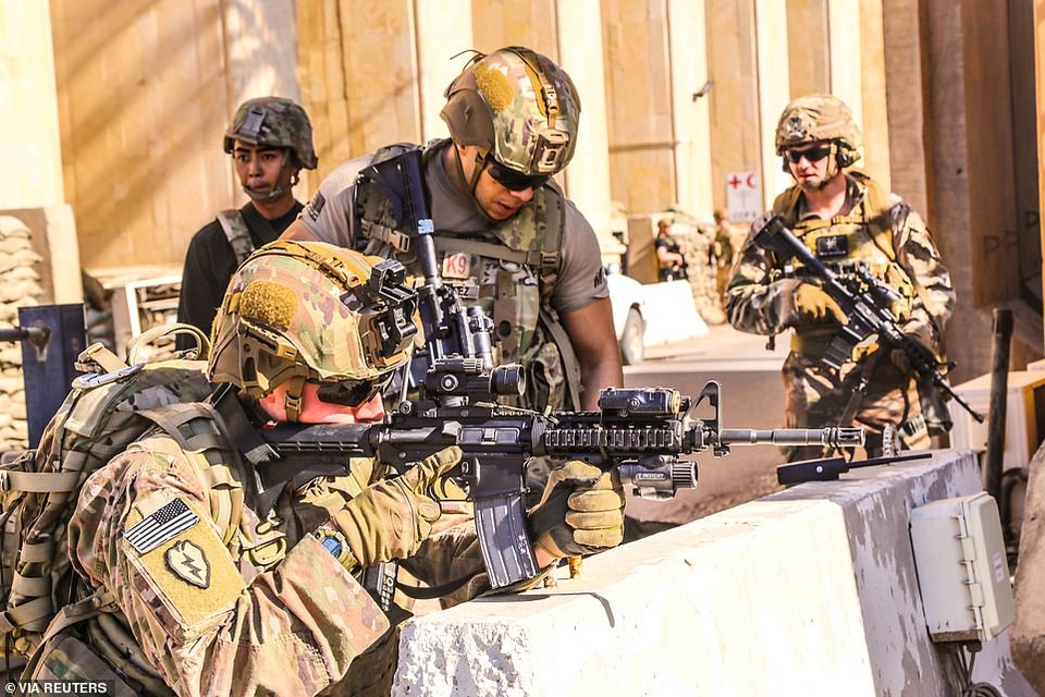 Đại sứ quán Mỹ ở Iraq tan hoang sau vụ tấn công của người biểu tình - 8 Đại sứ quán Mỹ ở Iraq tan hoang sau vụ tấn công của người biểu tình - 8