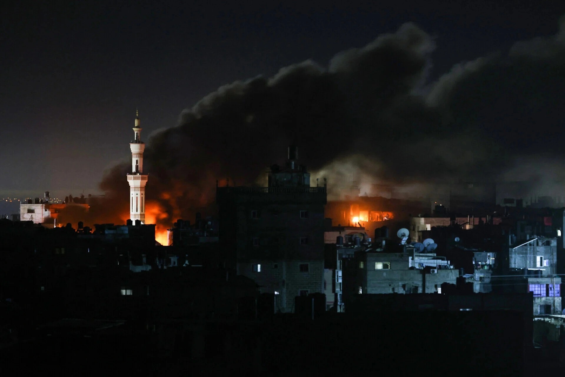 Israel ồ ạt tấn công Hamas ở Dải Gaza - 1