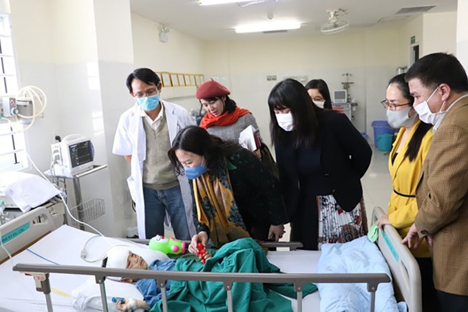 Bộ trưởng Bộ Lao Động - Thương Binh và Xã hội gửi quà cho cháu bé 5 tuổi bị cha bạo hành - Ảnh 1. Bộ trưởng Bộ Lao Động - Thương Binh và Xã hội gửi quà cho cháu bé 5 tuổi bị cha bạo hành - Ảnh 1.