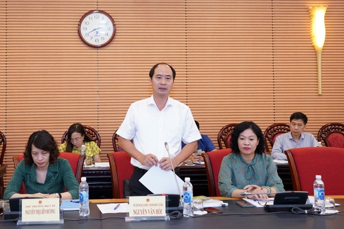 Thứ trưởng Bộ LĐ-TB&XH Nguyễn Văn Hồi trình bày Báo cáo.