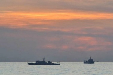 Trung Quốc rút tàu khỏi đảo tranh chấp