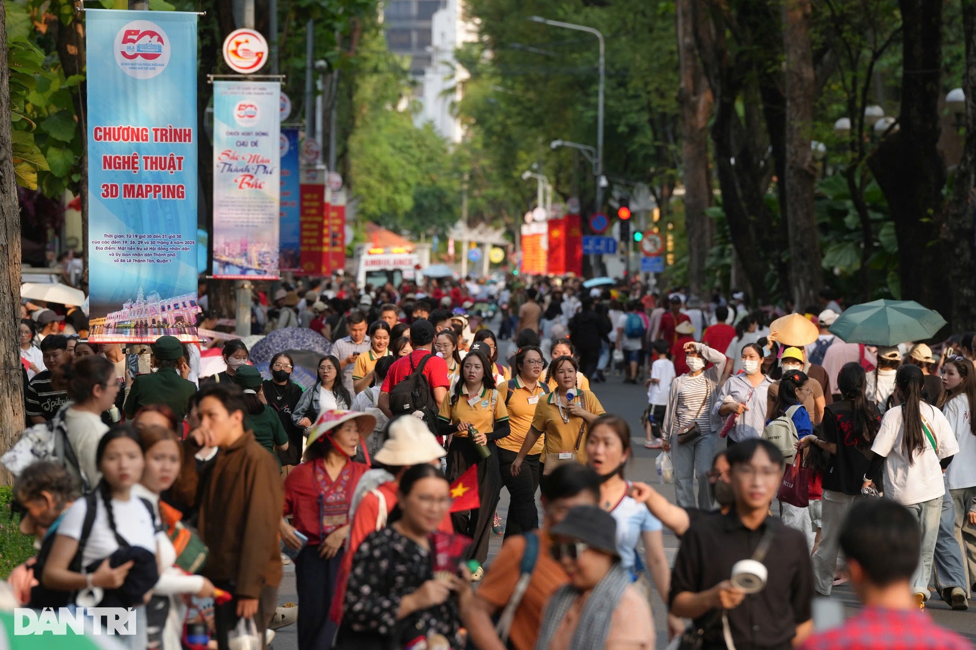 Biển người chờ xem sơ duyệt diễu binh, diễu hành ở TPHCM - 3 Biển người chờ xem sơ duyệt diễu binh, diễu hành ở TPHCM - 3