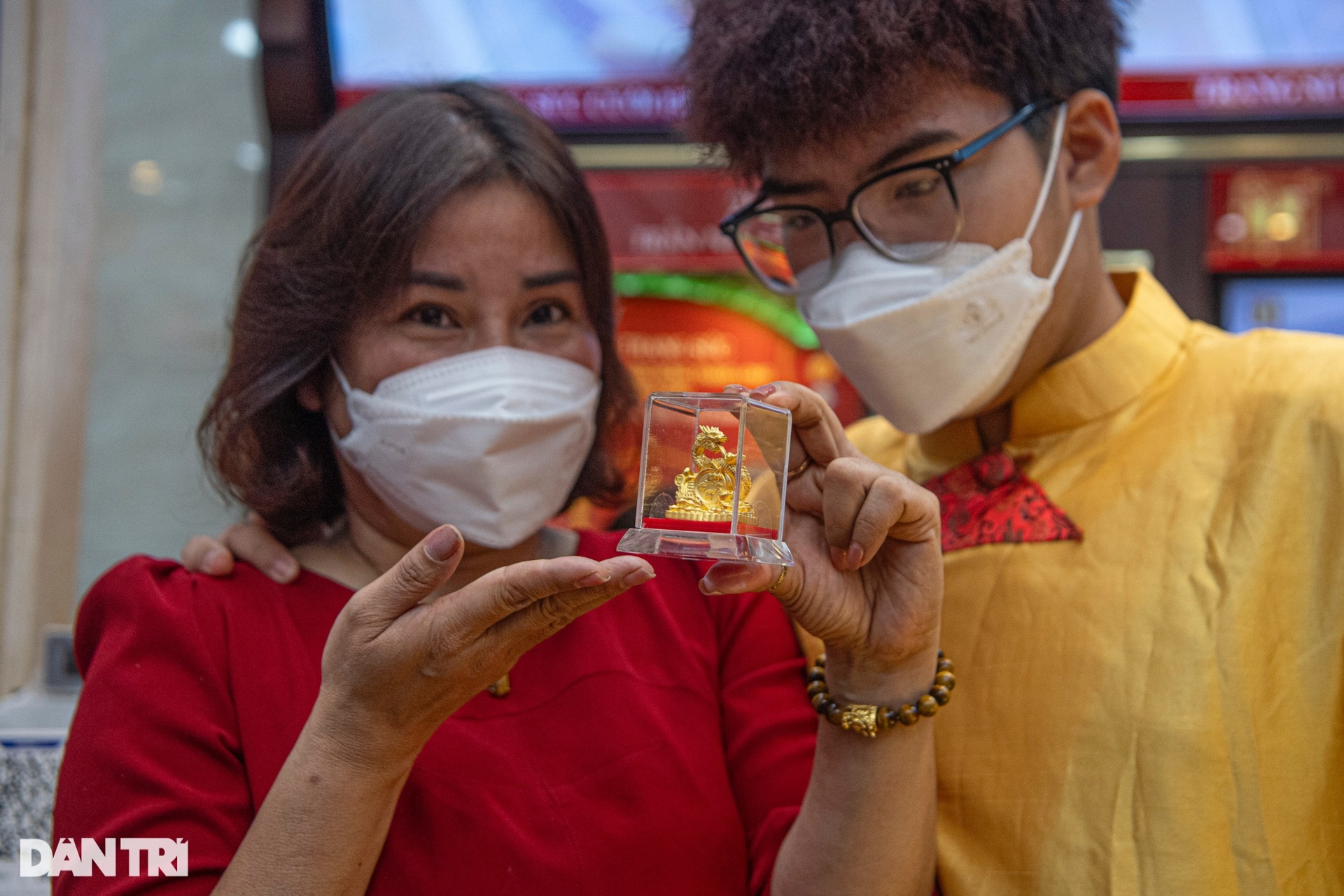 Chàng trai Hà Nội 13 năm cùng mẹ đi mua vàng ngày vía Thần Tài - 8 Chàng trai Hà Nội 13 năm cùng mẹ đi mua vàng ngày vía Thần Tài - 8