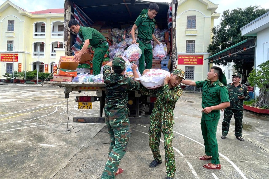 Hơn 100 tấn hàng cứu trợ từ TPHCM ra tâm lũ miền Trung - 2