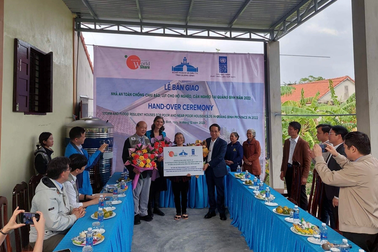 Trao 73 căn nhà chống lũ, hơn 2.200 thẻ bảo hiểm y tế cho người nghèo