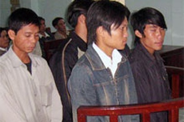 "Dắt nhau" vào tù vì phá hoại đèn tín hiệu sông Hương