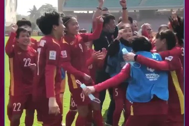 Khoảnh khắc ăn mừng sau trận đấu của các cô gái Việt Nam