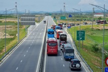 "Sốt ruột" vì cao tốc 2 làn xe suốt ngày ùn tắc