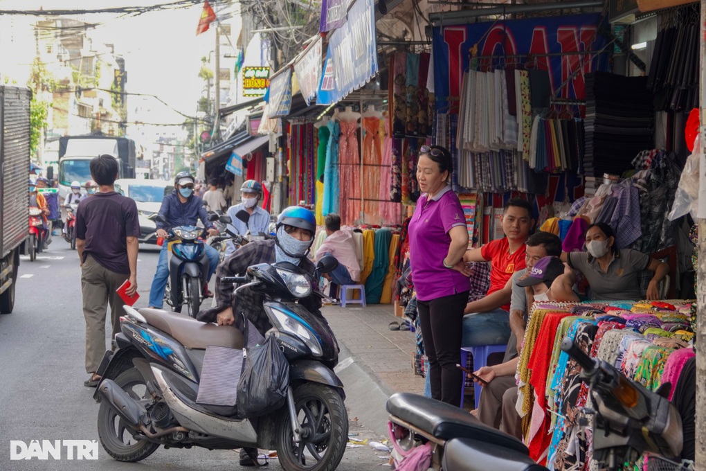 Tiểu thương chợ vải lớn nhất TPHCM khóc thét vì vừa bán hàng vừa đá bóng - 4