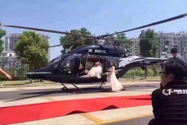 Rước dâu bằng trực thăng, cặp đôi gây tắc đường cả tuyến phố