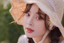 Hot girl Tài chính xinh như búp bê đọ sắc bên hoa cúc họa mi