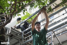 Người dân cư xá Độc Lập tháo dỡ "chuồng cọp" sau vụ cháy thương tâm