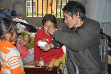 Rớt nước mắt cảnh người cha tật nguyền vét vội bát cơm trắng cho con ngày áp Tết