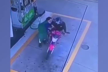 Nữ nhân viên bán xăng quật ngã thanh niên định quỵt tiền