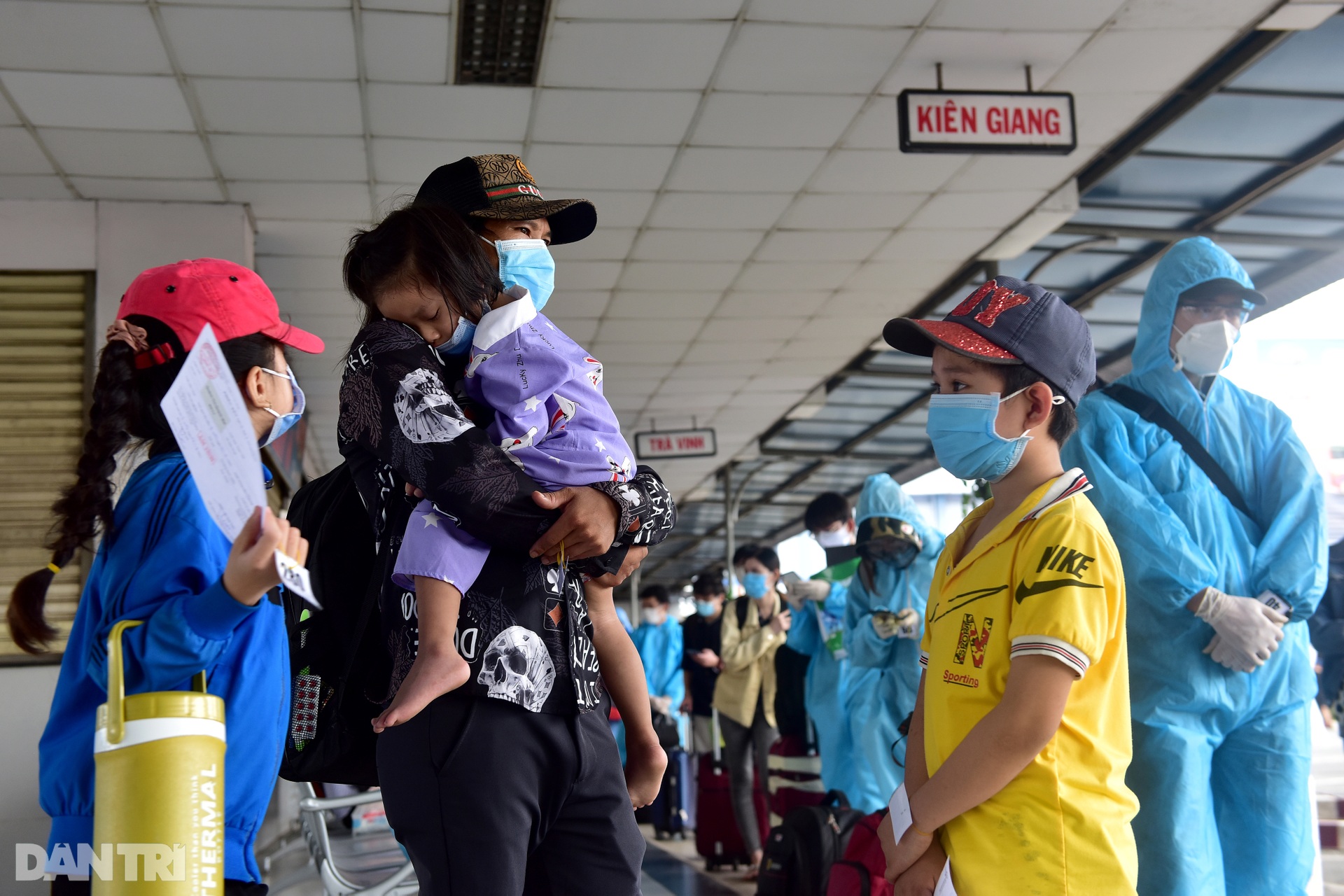 Bố thất nghiệp dẫn 3 con nhỏ lên chuyến xe miễn phí từ TPHCM về Kiên Giang - 2 Bố thất nghiệp dẫn 3 con nhỏ lên chuyến xe miễn phí từ TPHCM về Kiên Giang - 2