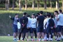 Tập hợp đủ ngoại binh, Kiatisuk chuyên sâu rèn chiến thuật cho HA Gia Lai