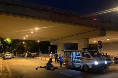 Đứng trên thành cầu hút thuốc, người đàn ông ở Hà Nội ngã gãy tay chân