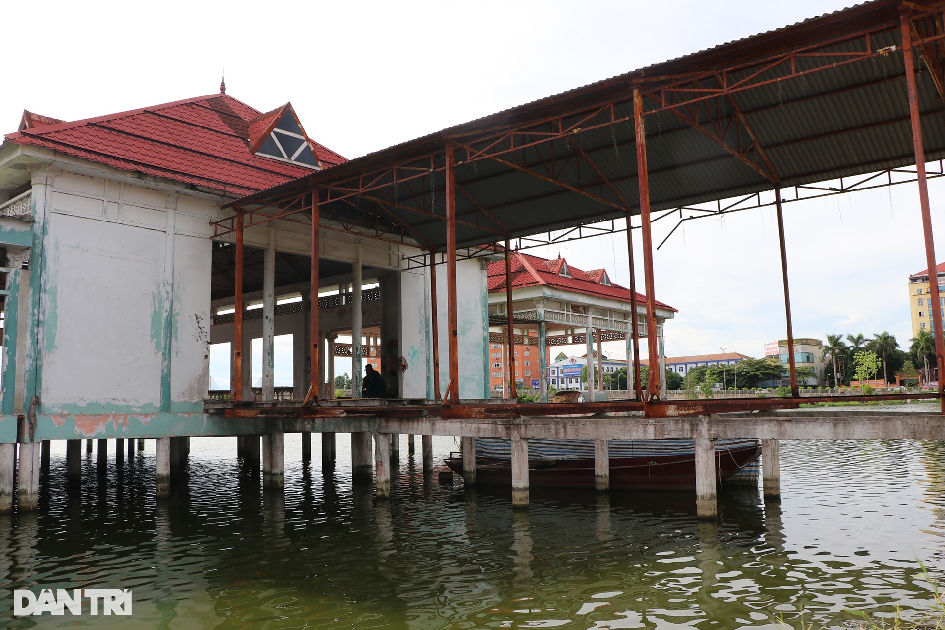 Hoang tàn nhà hàng nổi vang danh một thời ở thành Vinh - 3 Hoang tàn nhà hàng nổi vang danh một thời ở thành Vinh - 3