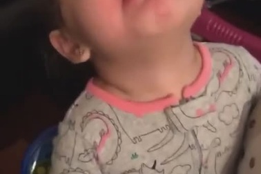 Em bé và màn ăn vạ hài hước