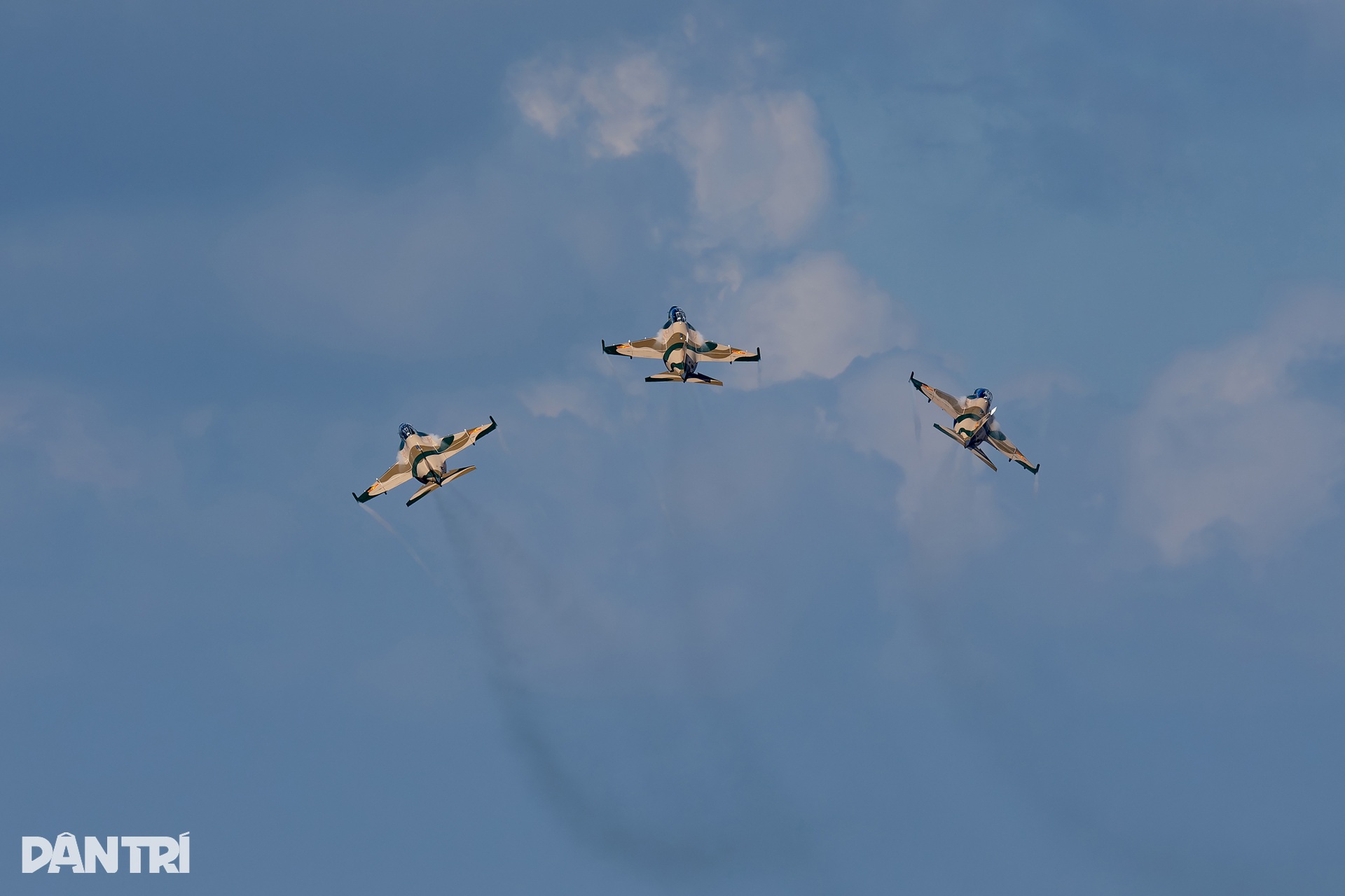 Hổ mang chúa SU-30MK2 bắn gần 200 quả đạn nhiễu rực sáng bầu trời TPHCM - 8 Hổ mang chúa SU-30MK2 bắn gần 200 quả đạn nhiễu rực sáng bầu trời TPHCM - 8