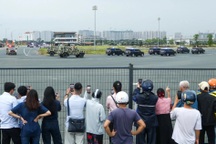 Người dân đổ về sân Mỹ Đình chiêm ngưỡng khí tài quân sự và dàn pháo lễ