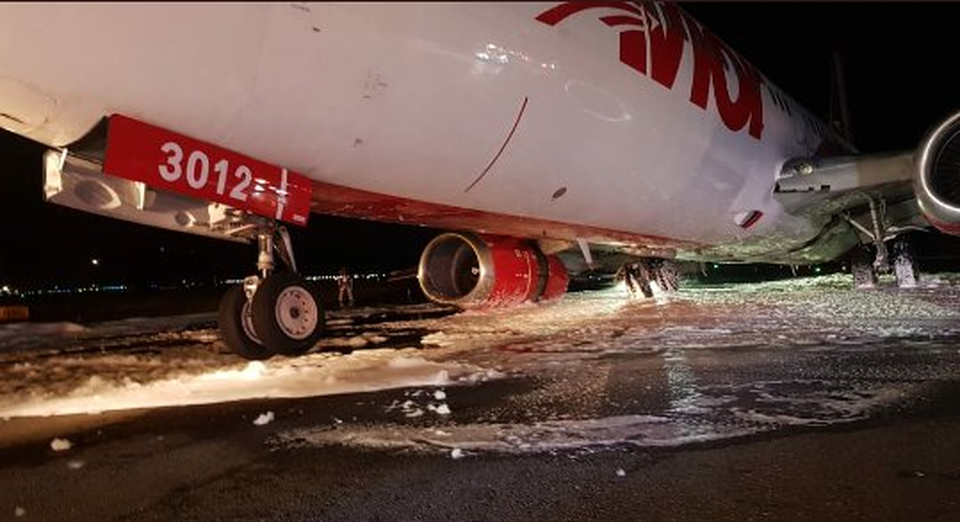 Máy bay Boeing chở 88 người tiếp đất tóe lửa trên đường băng - 2 Máy bay Boeing chở 88 người tiếp đất tóe lửa trên đường băng - 2