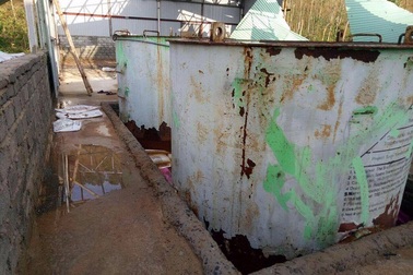 Những bể hóa chất lạ phát lộ sau bão số 10