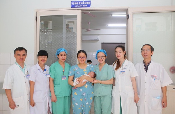 Bệnh nhi được xuất viện sau khi được các bác sĩ Bệnh viện Trung ương Huế phẫu thuật 2 lần cùng điều trị nội nhi tích cực trong 39 ngày.