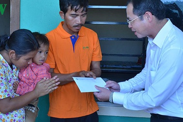 Đại sứ quán Việt Nam tại Campuchia thăm hỏi cháu bé bị bạo hành