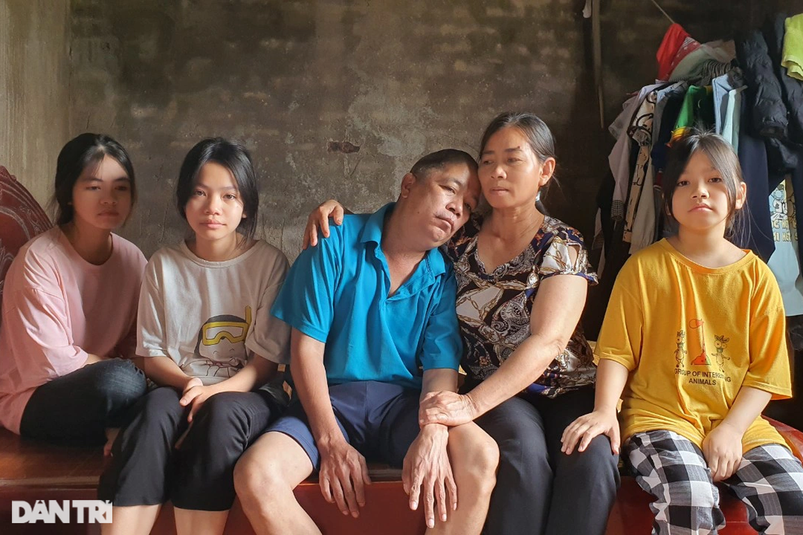 Bố ngã giàn giáo nằm liệt giường, 3 con thơ nguy cơ bỏ học giữa chừng - 4 Bố ngã giàn giáo nằm liệt giường, 3 con thơ nguy cơ bỏ học giữa chừng - 4