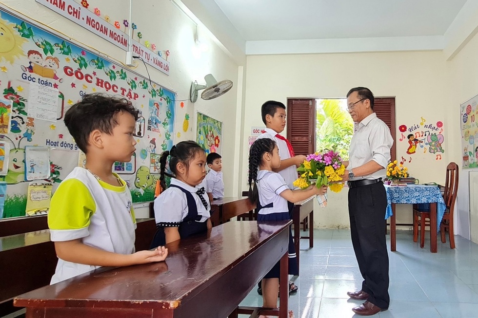 Từ lời hứa “giáo viên sống được bằng lương” đến Luật Nhà giáo - 2 Từ lời hứa “giáo viên sống được bằng lương” đến Luật Nhà giáo - 2