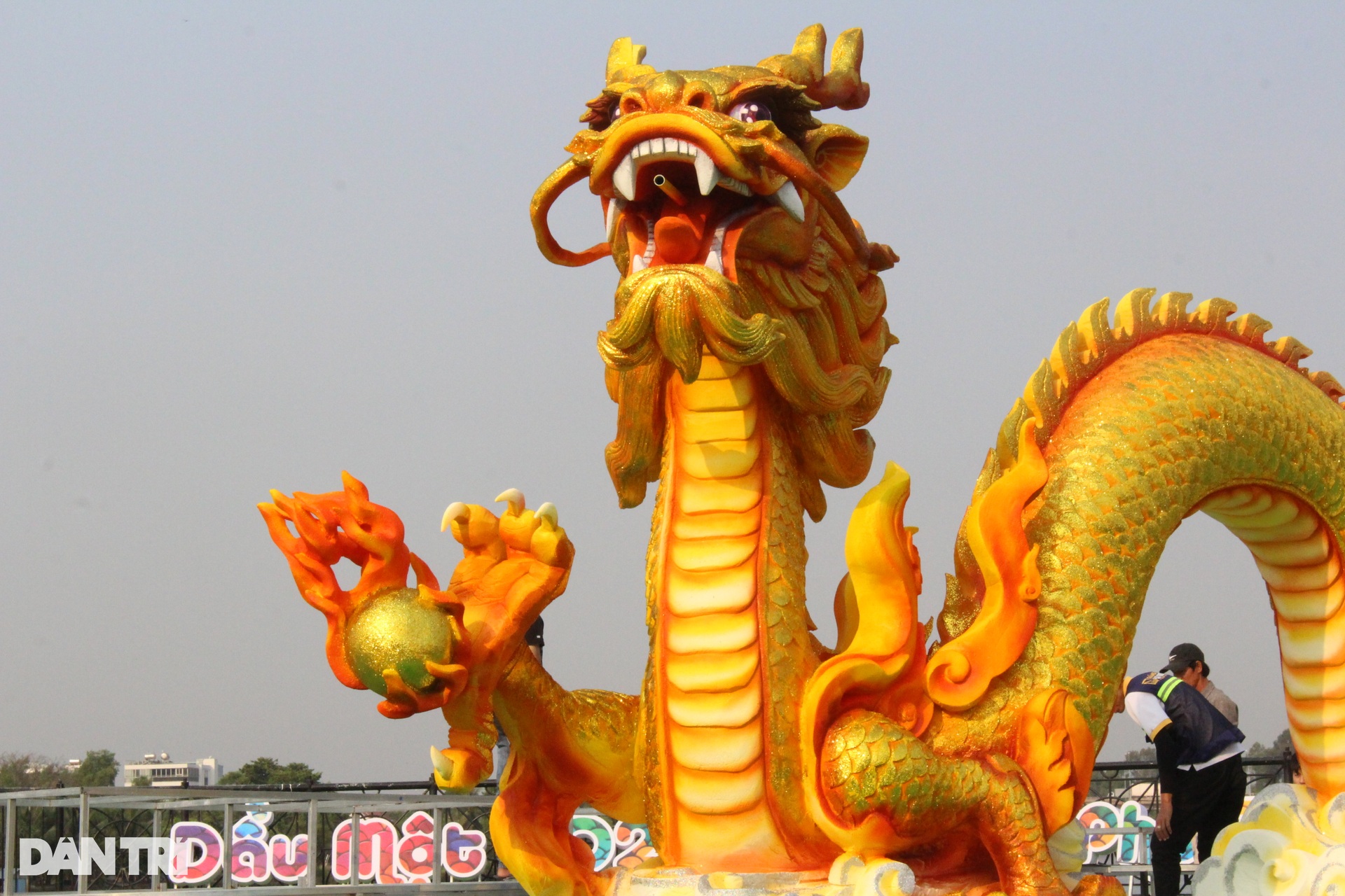 Linh vật rồng vàng làm bằng mút xốp nặng 40kg ở Bình Dương - 2 Linh vật rồng vàng làm bằng mút xốp nặng 40kg ở Bình Dương - 2