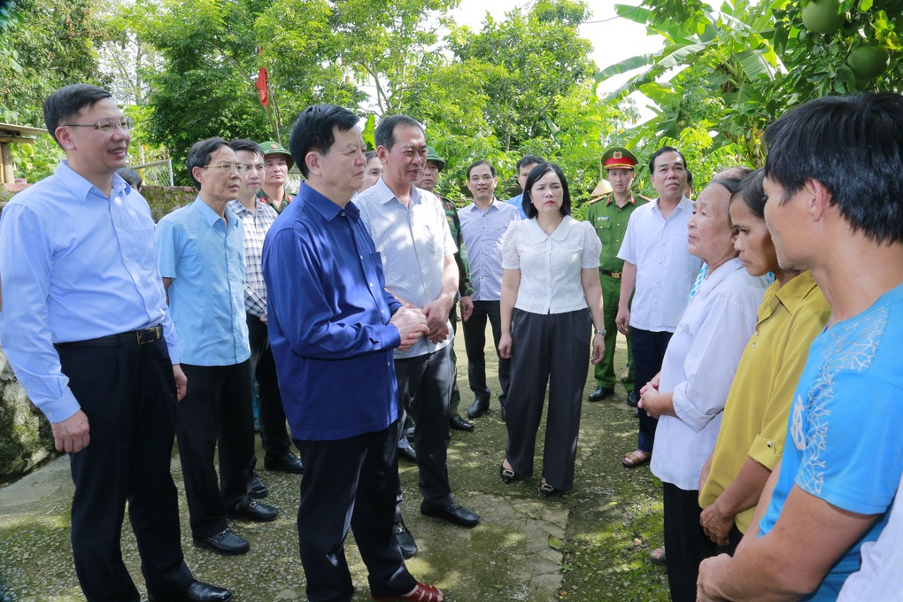 Phó Thủ tướng Mai Văn Chính thăm, tặng quà người dân Thanh Hóa - 2