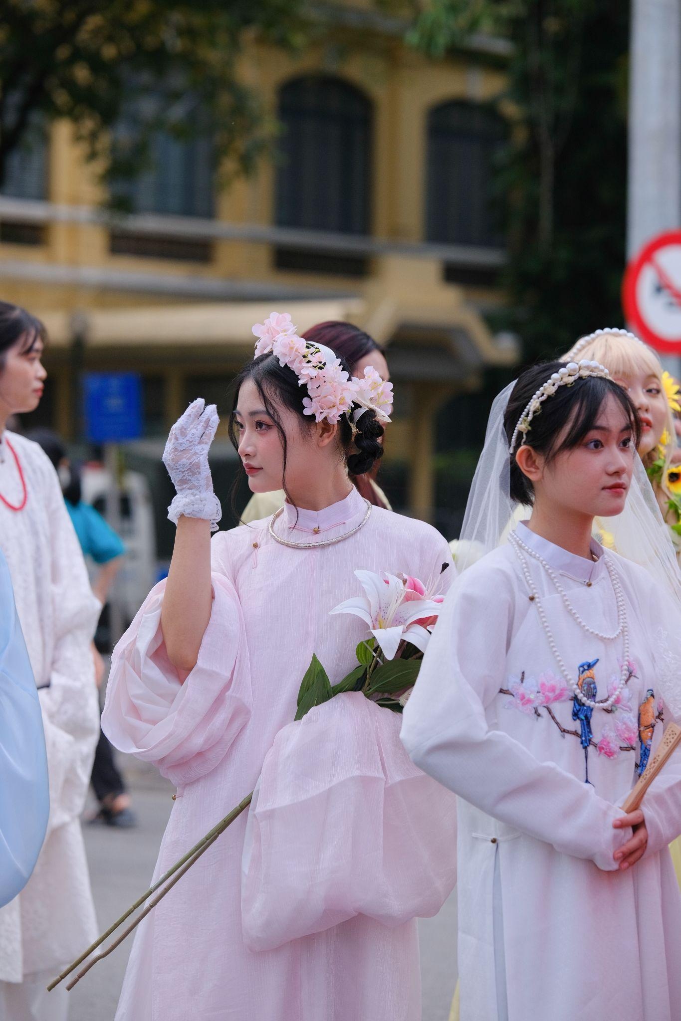 Hơn 100 người mặc cổ phục Việt diễu hành trên phố đi bộ Hồ Gươm - 5