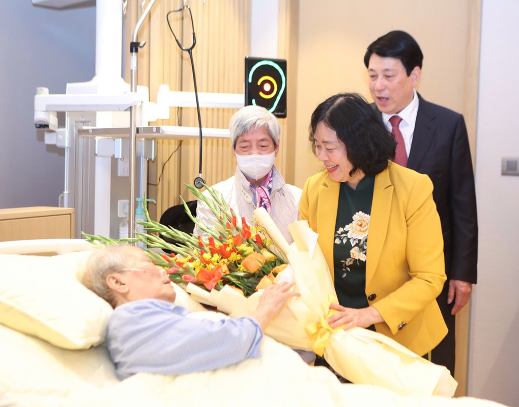Nguyên Chủ tịch nước Trần Đức Lương nhận Huy hiệu 65 năm tuổi Đảng - 2 Nguyên Chủ tịch nước Trần Đức Lương nhận Huy hiệu 65 năm tuổi Đảng - 2