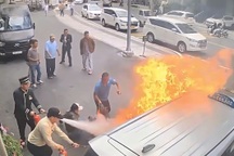 Người dân phá cửa, cứu tài xế khỏi taxi bốc cháy ở Đà Lạt