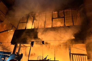 Cháy nhà 2 tầng ở quận Hoàn Kiếm, cảnh sát giải cứu một người mắc kẹt