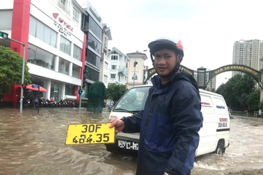 Chuộc biển số xe - dịch vụ "độc" ăn theo mưa ngập ở Hà Nội