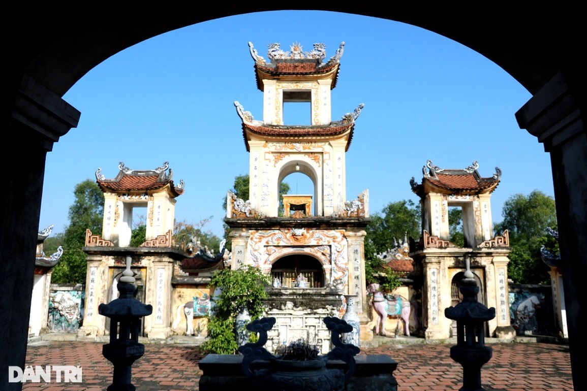 Độc đáo rễ cây ôm trọn hàng cột ngôi đền cổ hơn 600 năm tuổi ở Hà Tĩnh - 5